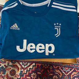 Selling Juventus 19/20 Third Kit. It has Ronaldo number 7 on the back, it is size Medium and it has been worn twice. Collection only please.