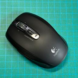Meine fast nie benutzt erste Logitech Anywhere MX Maus. Sie hat noch kein Akku kann aber mit zwei normalen AA-Batterien oder AA-Akkus betrieben werden. Der Empfänger für den PC / Laptop ist sicher im Inneren der Maus verpackt. Sie funktioniert einwandfrei und sieht noch neu aus (siehe Fotos)
