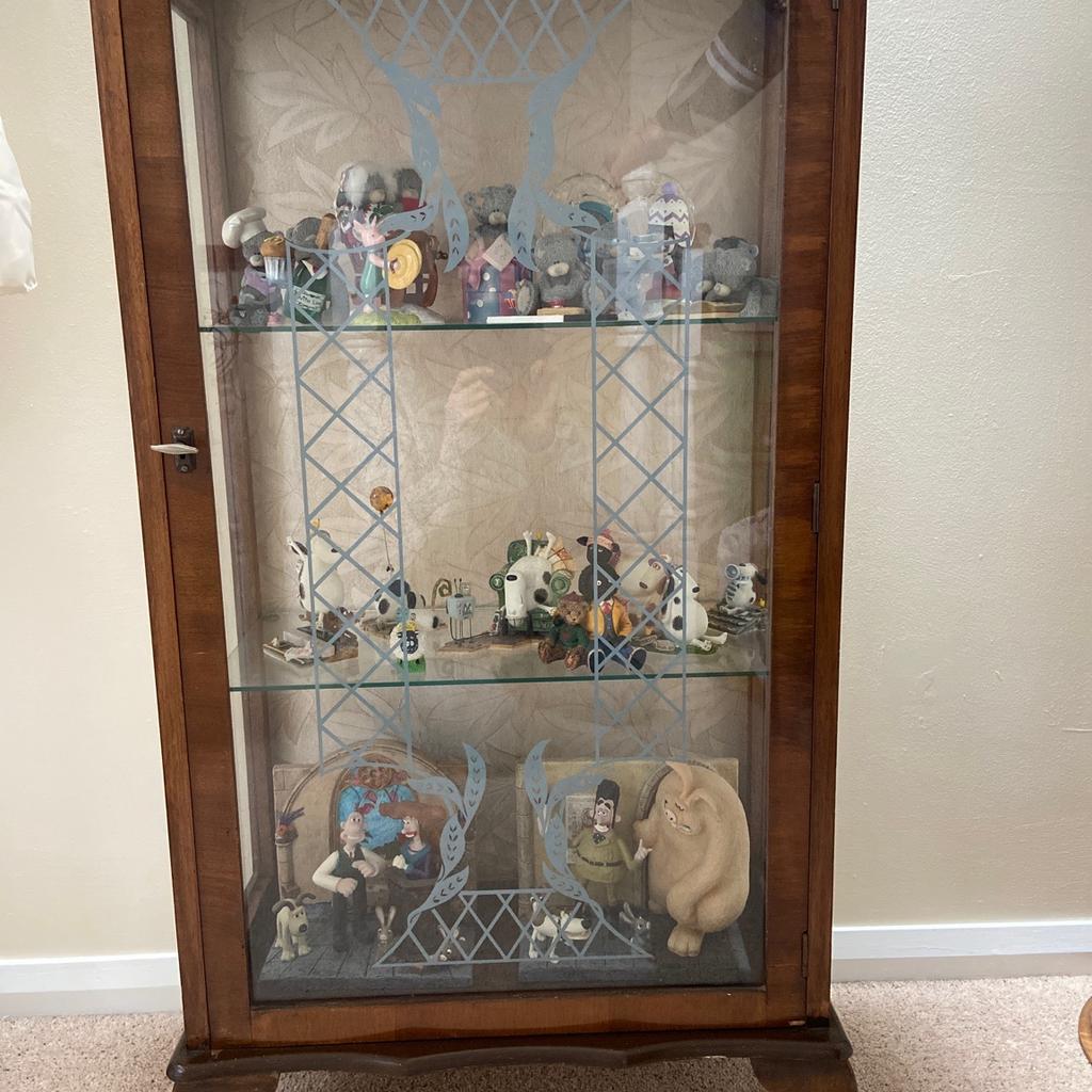 Antique china display cabinet with patterned glass and key locking door (ornaments not included)

Dimensions: Width 22 inch, Height 43 inch, Depth 11.5 inch