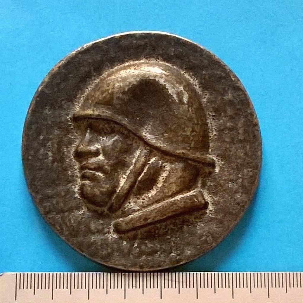 Vendo medaglia in bassorilievo / bronzo, raffigurante Benito Mussolini, in buone condizioni, come da foto.
Misure Ø cm 6,8 x 0,5 mm peso 150 g ca.

NO SCAMBIO / VALUTO OFFERTE / SPEDIZIONE A VS. CARCO

VISITA LA MIA PAGINA G&B / MEDAGLIE / CAP 20142 MILANO
