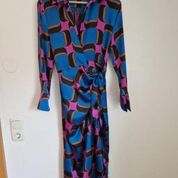 Cooles langes Wickelkleid von Zara in der Größe 38 / M
Das hübsche Kleid hat einen glänzenden Stoff und sieht dadurch sehr edel aus. Es wurde nur einmal für einen Anlass getragen. Tierfreier Nichtraucher Haushalt
