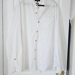 White coloured collarless shirt with front button fastening, front pocket and roll up fastening sleeves if wanting them that way, size 3XL.

cash and collection only, thanks.
possible delivery to Conisbrough on Saturday mornings only around 11 am.