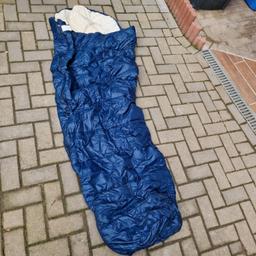 Verkaufe von meinem Vater diesen blauen Schlafsack, es ist ein Mumienschlafsack. Er ist gebraucht und liegt schon länger und sollte daher noch mal gewaschen werden. Löcher sind nicht vorhanden, Reißverschluss funktioniert auch ohne Probleme.

Er ist 100% Baumwolle innen, 100% Naylon außen
Maße sind ca. 225x88x55cm und 1700gr

Versand wäre 7 Euro

Bezahlung nur per Paypal oder Überweisung
