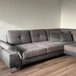 Wunderschöne und sehr bequeme Couch. Mit Schlaffunktion und Stauraum.

Die Couch ist einem sehr guten Zustand und keinerlei Flecken oder Gebrauchspuren.

Die Maße sind: 295cmx230cm
Die Maße des ausziehbaren Teils: 145cm
Können aber auch gerne vom Foto entnommen werden.

Die Couch wäre ab Mitte Mai abzugben.