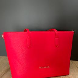 Verkaufe rote Handtasche von Valentino. Wurde selten bis gar nicht getragen. 

Privatverkauf daher keine Garantie und keine Gewährleistung. 
Kein Umtausch und keine Rücknahme.