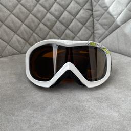 Uvex Kinderskibrille:
- Uvex wizzard dl
- double lens gold S2
- antifog