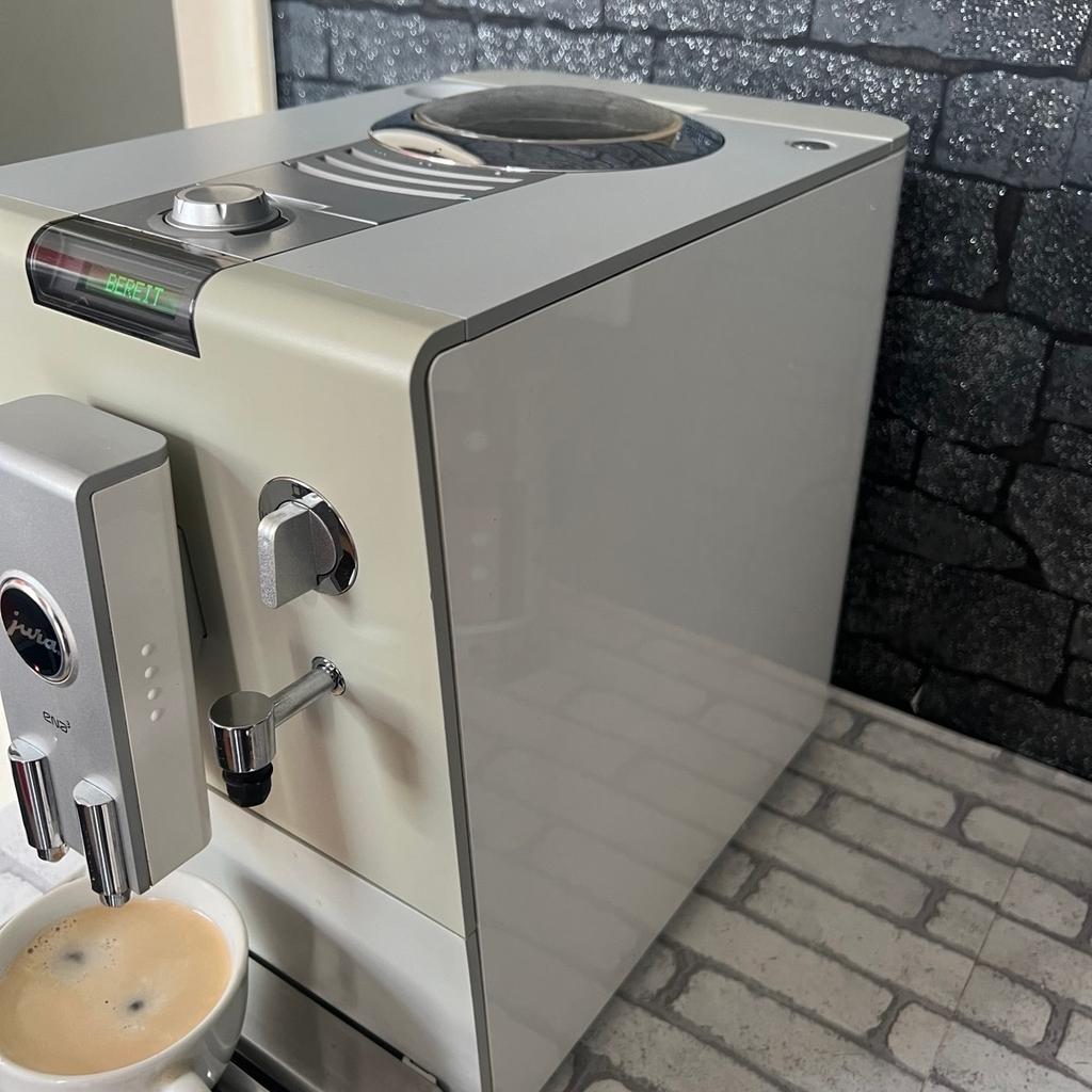 Kaffeevollautomat
Jura Ena 3
Das Maschine ist gereinigt Ihnen und außen
Das bietet die Kaffe sehr gut
Und richtig heiß und mit richtig Schaum.
Brühgruppe gereinigt und gefettet, Entkalkung und gereinigt
Ist kleine Maschine könnte überall in Küche passen
Natürlich auch mit in Camping mit nehmen
Versand möglich