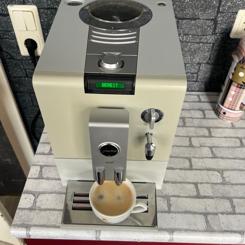 Kaffeevollautomat
Jura Ena 3
Das Maschine ist gereinigt Ihnen und außen
Das bietet die Kaffe sehr gut
Und richtig heiß und mit richtig Schaum.
Brühgruppe gereinigt und gefettet, Entkalkung und gereinigt
Ist kleine Maschine könnte überall in Küche passen
Natürlich auch mit in Camping mit nehmen
Versand möglich