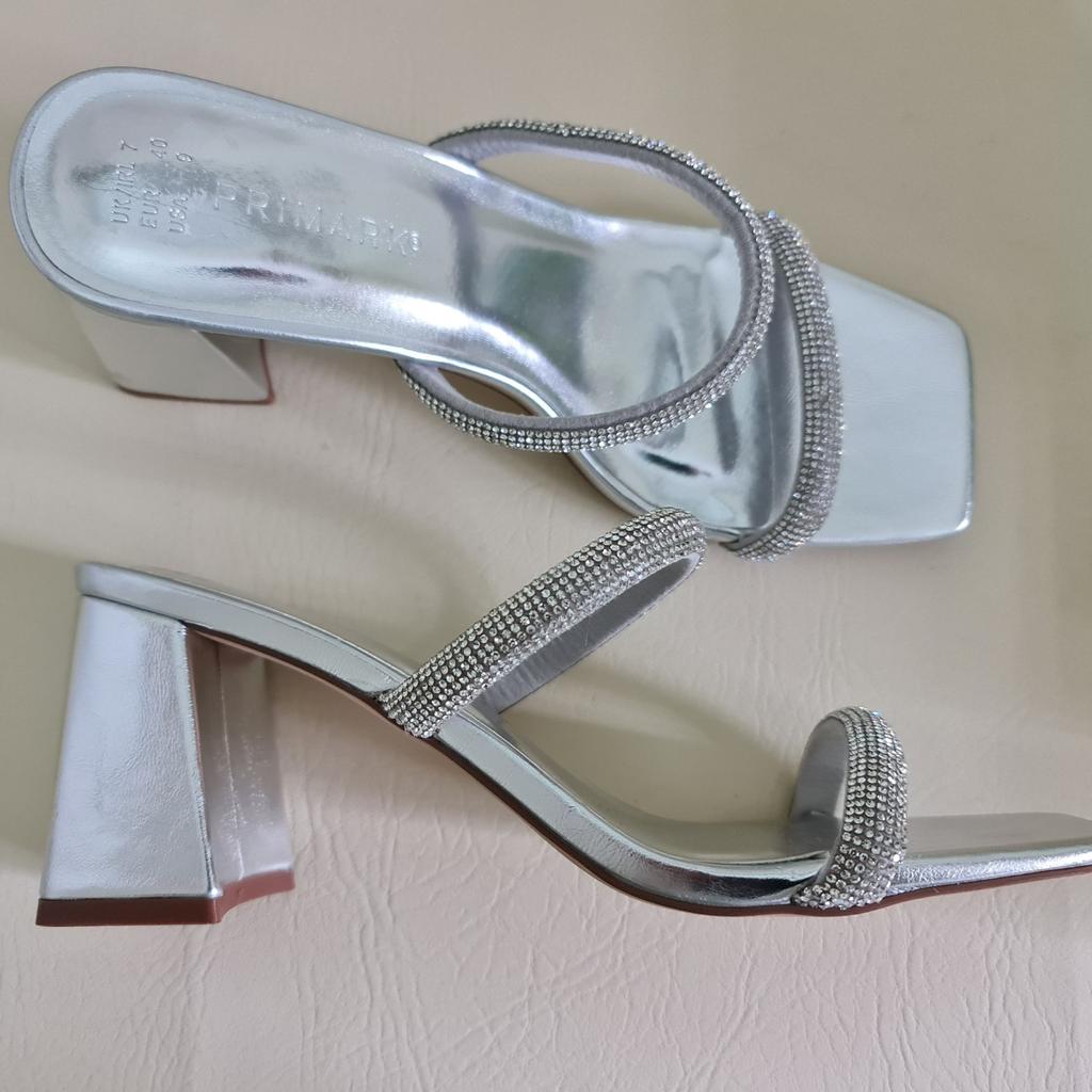 Brand New - Ladies Silver Double Band Sandals

Block Heel

Diamante (glass)stones on bands

2 Sizes Available - please specify

UK Size 7

Uk size 4

Price £10 pair