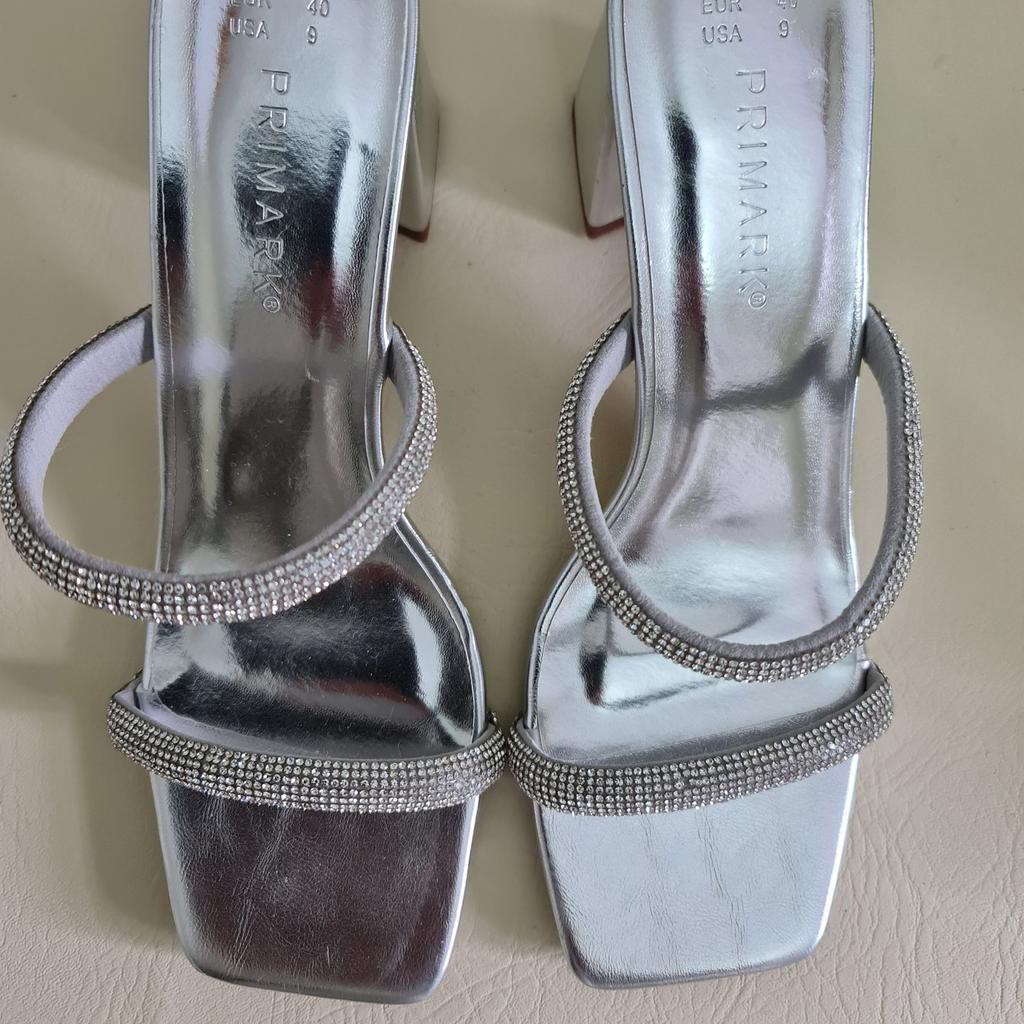 Brand New - Ladies Silver Double Band Sandals

Block Heel

Diamante (glass)stones on bands

2 Sizes Available - please specify

UK Size 7

Uk size 4

Price £10 pair