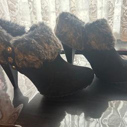 Women’s high heels boots with fur trim zip on the inner sides

Brand new unworn size 8