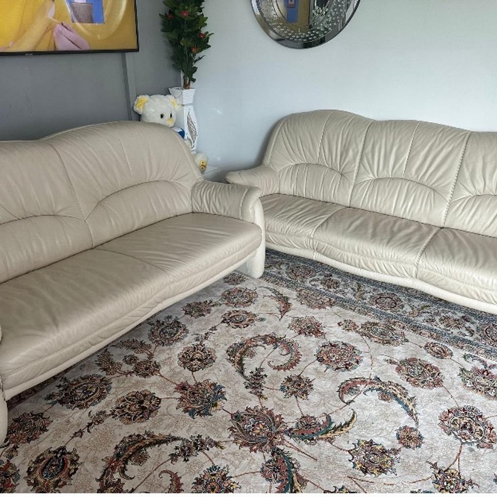 Schöne Couch 3er und 2er Sitz in der Farbe Besch/Beige. Sehr wenig benutzt. Zustand wie neu.