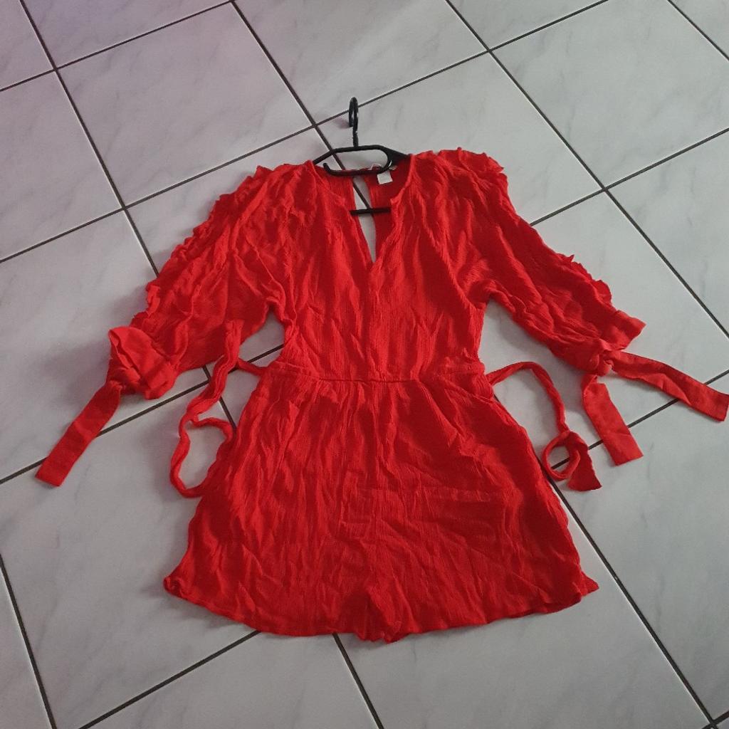 biete Playsuit in Gr.34 in Rot.leicht gekreppter Stoff gewaschen aber nich getragen,wegen Schwangerschaft zu verkaufen.