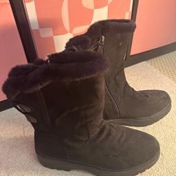 Women’s black suede flat boots with some fur and ties on the back

Brand new never worn size 8

Zips on the inner side