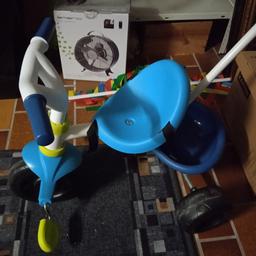 Dreirad mit Stange und Gurt um das Kind zu sichern
