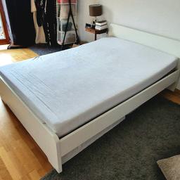 ASKVOLL IKEA Bett 140x200 INKLUSIVE verstellbaren Lattenrost UND INKLUSIVE Matratze, Härtegrad 3. Die Matratze ist erst 1 Jahr alt und hat einen abnehmbaren, waschbaren Bezug.