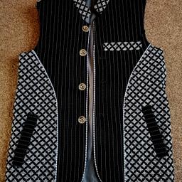 In Excellent condition gorgeous boys waist coat. Perfect for any occasion
Size: 22 (roughly 6-7 years old)