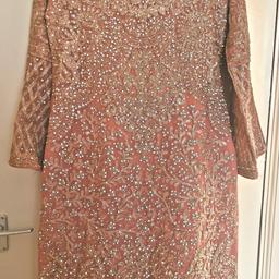Absolutely beautiful and stunning dusty pink and gold colour, diamond design dress. Gorgeous outfit to wear for any occasion. Not very heavy aswell so comfortable to walk around in. Only worn once for 2-3 hours Come with scarf, dress and trouser.
Size: Medium
Bust Size roughly 19 1/2 Inches
