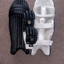 Pro Grade pads & gloves, Highly durable any questions please ask. Left handed set.