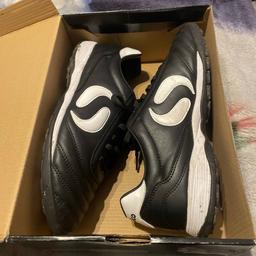 Sondico Black/white Lace-up Astro Turf Football Boots, Size UK 10 Trainers Shoes.

Like new only worn once hence they are slightly mucky with a bit of dirt. Comes like new with box. Apart from a bit of dirt they are good as new.

Going cheap at good price.

Comes from a smoke free clean house.