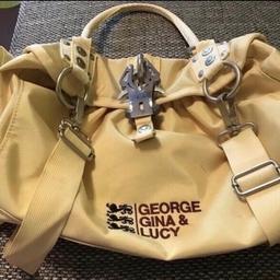 George Gina & Lucy Handtasche in gelb

Sie ist gut erhalten und frisch gewaschen

Nur an der Schnalle ist, das GGL Zeichen etwas abgegangen