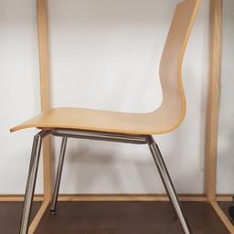 Es handelt sich um ein Ausstellungsstück, mit ganz geringen Gebrauchsspuren. Der Stuhl wurde teilweise zum Probesitzen verwendet.

espacio wood von NowyStyle

Espacio kombiniert außergewöhnliches Design mit zeitlosem Charme und überzeugt durch seine elegante und moderne Formgebung.

Der Stuhl eignet sich perfekt für Konferenzen und Schulungen. Der Stuhl lässt sich dank der Stapelbarkeit effektiv verstauen. Der Stapelschutz unter dem Sitz sorgt dafür, dass die Stühle nicht beschädigt werden.

-	Sitzschale – aus 6-lagigem Buchenschichtholz (Stärke 9 mm)
-	Rückenlehne aus Holz
-	Unter dem Sitz befindet sich ein Stapelschutz aus Buchenschichtholz (Stärke 5 mm) mit Schaum (Raumgewicht 21 kg/m³, Dicke 9 mm).
-	der Stuhl besitzt Kunststoffgleiter
-	Ø 20 mm Stahlrohr Gestell
- 	Stapelbarkeit - 4 Stück

Maße:

Breite: 525 mm
Tiefe: 540 mm
Sitzhöhe: 450 mm
Rückenlehnenhöhe: 370 mm
Gesamthöhe: 830 mm

Lieferung: per Paketdienst oder per Selbstabholung

Zahlung ist auch per PayPal möglich.

Gerne