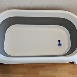 Die Badewanne ist in einem sehr guten Zustand und wurde gerne genutzt.

Hier noch ein Paar Details.

»Baby Bath 2 go« - Badewanne für Babys - platzsparend zusammenfaltbar

B/T/H aufgebaut: ca. 49/82/22 cm; B/T/H zusammengefaltet: ca. 49/82/9 cm

Der wärmeempfindliche Ablaufstopfen wechselt je nach Wassertemperatur seine Farbe

Sicherer Stand auf dem Boden durch seitliche Standfüße

Maximale Belastung inklusive Wasser und Kind bis 35 kg

Neupreis war 60euro
Nur Abholung möglich.