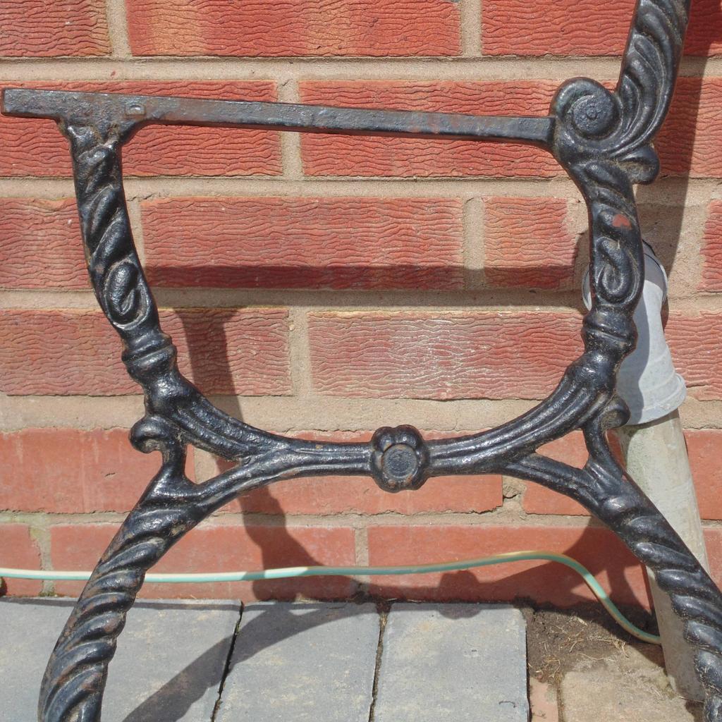 Here we a have a stunning pair of tree garden cast iron bench ends. In excellent condition. Ref. (#1066)

 Height........ approx 30 inch / 76 cm
 Width........ approx 17 inch / 43 cm

Pick up only, Dy4 area. Cash on collection.
