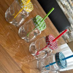 Vier Gläser mit Deckel u Strohhalm perfekt für Sommerdrinks