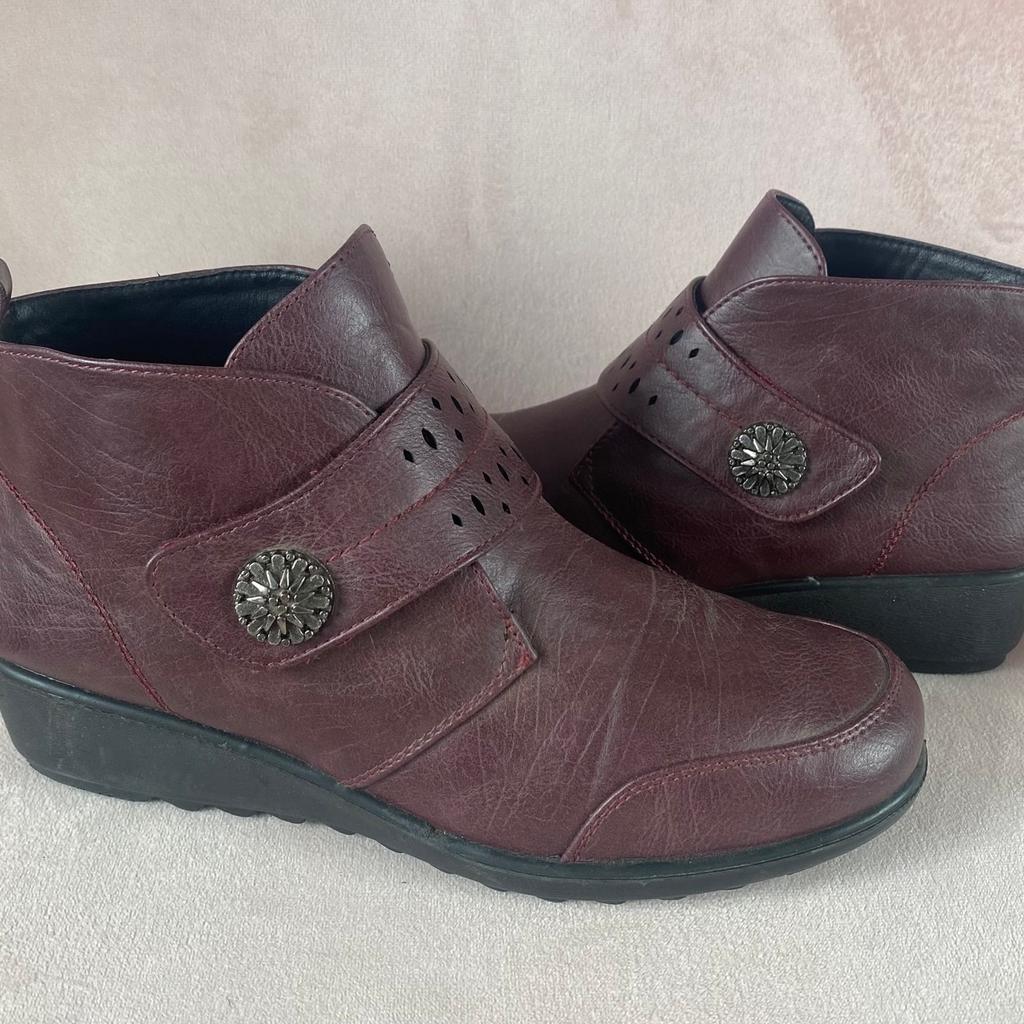 Ladies ankle boot
Size 5
Dark-purple,
Velcro fastening.