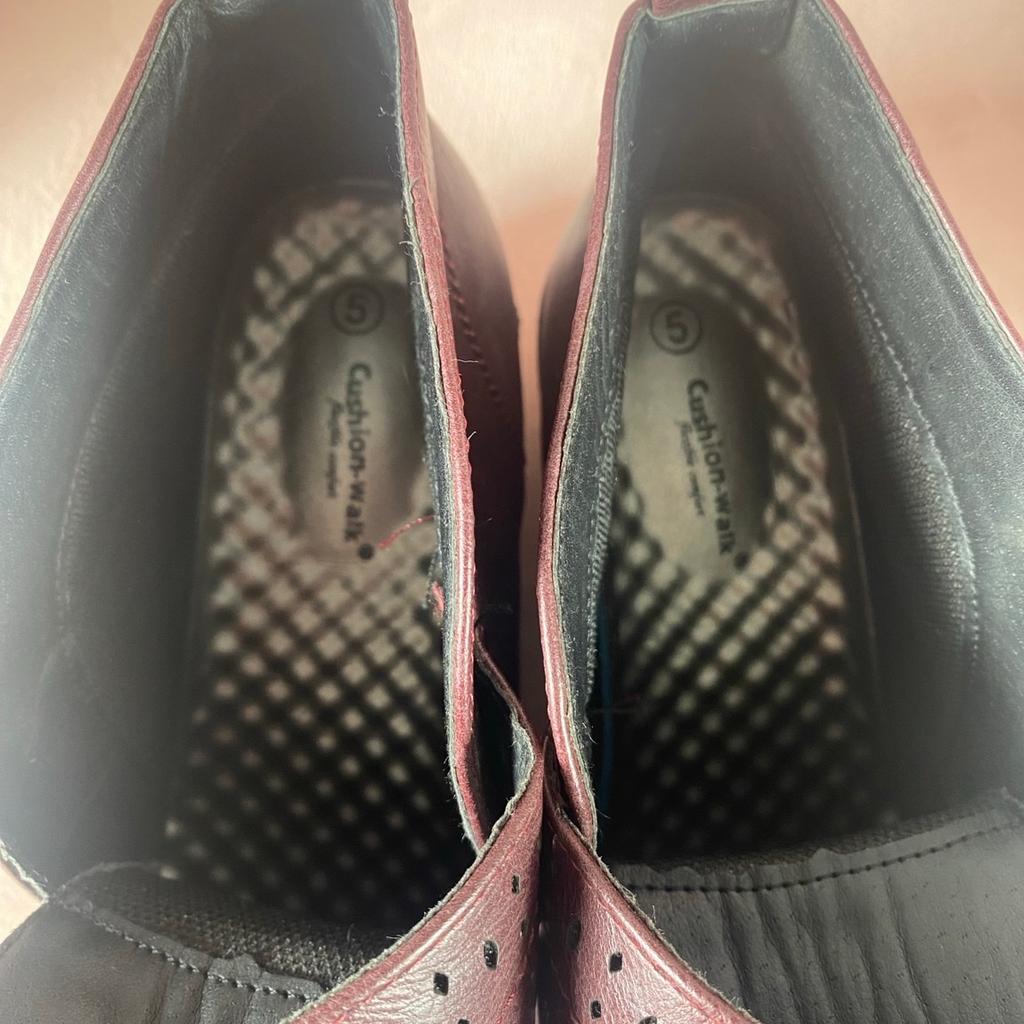 Ladies ankle boot
Size 5
Dark-purple,
Velcro fastening.