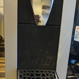 Verkaufe meine Cremesso Kaffeepad Maschine. Sie ist im sehr guten Zustand nur der Karton hat schon deutliche Beschädigungen. 
Dazu biete ich die halbe Flasche Enkalker und 12 Kaffee Crema Pads an. 
Bei weiteren Fragen gerne melden :) 
Privatkauf; keine Garantie und Rücknahme