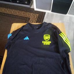 Arsenal top size extra large one once too big