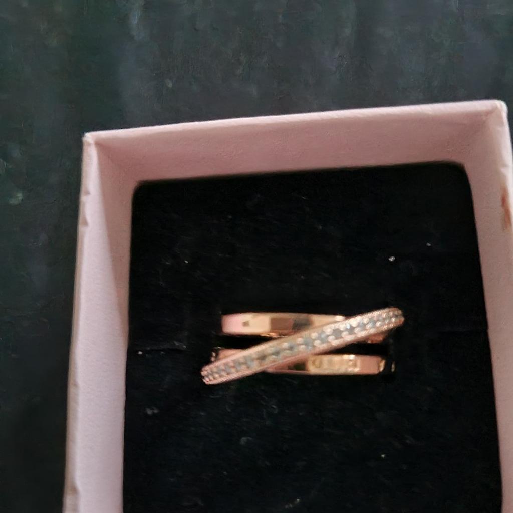 lovely pandora cross over ring rose gold size54 brand new never been worn comes with box can deliver if local 60 ono
