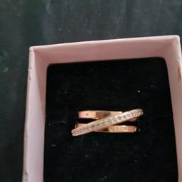 lovely pandora cross over ring rose gold size54 brand new never been worn comes with box can deliver if local 60 ono