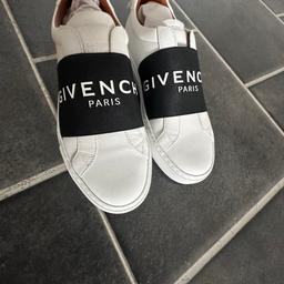 Wunderschöne nagelneue Givenchy Sneaker warten auf ihre neue Besitzerin.