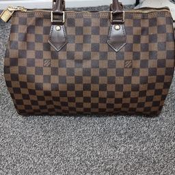 Selling my Louis Vuitton Speedy 30 Damier Ebene.

It's been used very few times though got ink marks from my pen due to everyday official use .its  is in  very good condition. 

Comes with No keys, I no longer have the box nor the dustbag. I threw it away because I had no intention on selling it.

Hardware has oxidised, which is common with Louis Vuitton items.