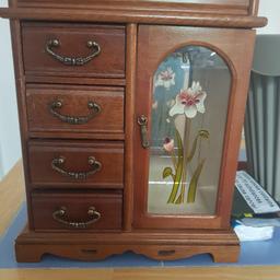 Excellent condition been look after lovely jewellery box.