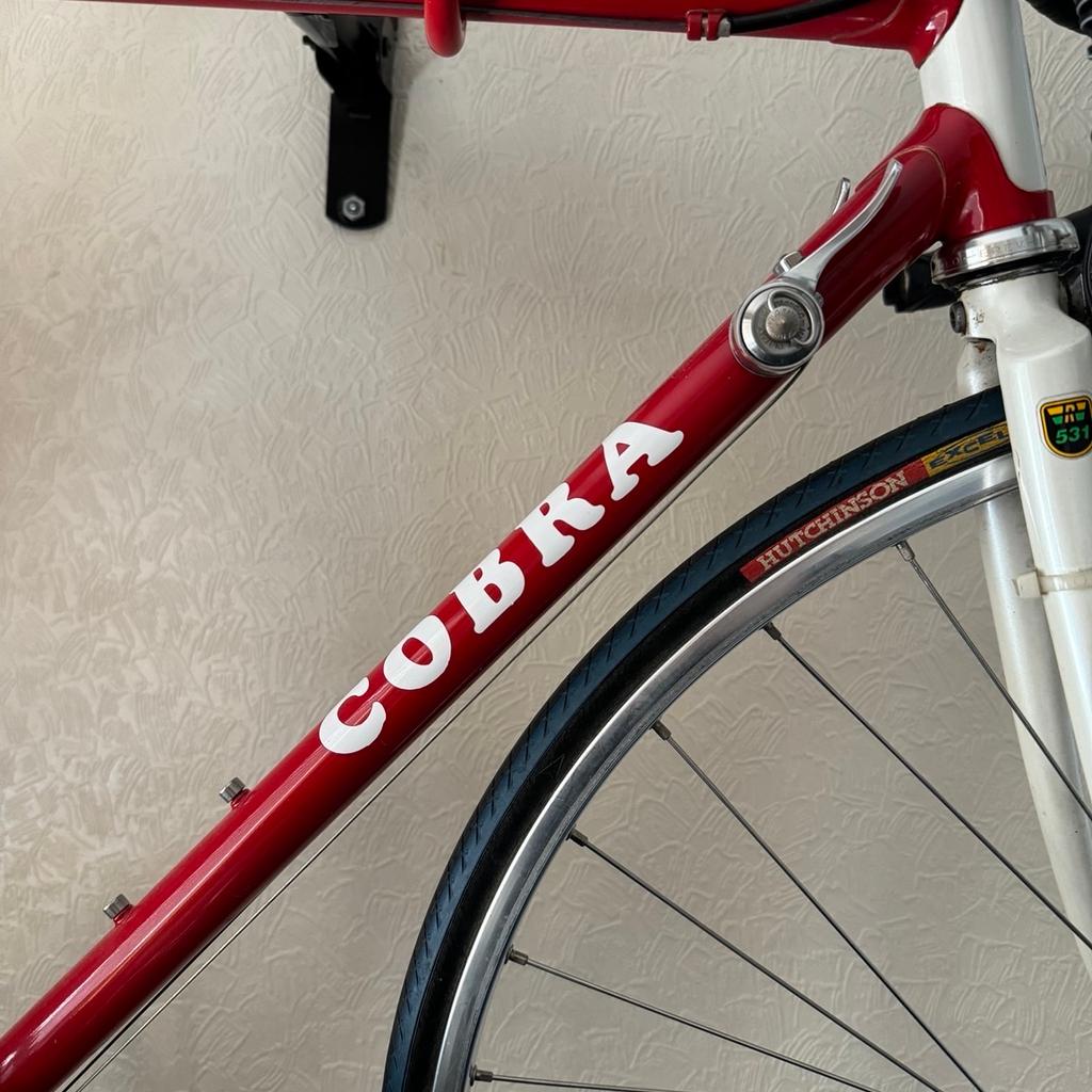 1980s Cobra lightweight cycle, Reynolds 531 tubing, Campagnolo Chorus Groupset inc pedals.
Brooks leather seat.
Mavic 700c rims.
Few scratches.
21 inch Frame.