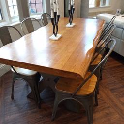 solid oak and steel dining table and six matching chairs. All in excellent condition originally bought from Oak furniture land. table measure's 180cm length, 90cm width x 78cm height.
solid oak and metal industrial style. beautiful table and 6 chairs.