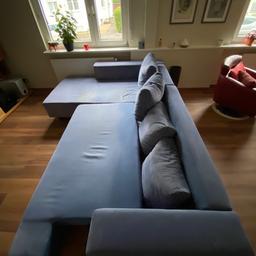 Blaue Couch mit Liegebereich und Ausziehteil zu verschenken gegen Selbstabholer.

Im 3. Bild sind die Kissen in der Lücke nach dem Auszug der Verlängerung. Die Rückenlehne wird umgeklappt, dann entsteht dort eine durchgängige Liegefläche.

Nur die blaue Couch auf den Bilder ist zu verschenken - nichts anderes :-).

Die Maße: 3 Meter Gesamtbreite, 2,25 Meter Gesamttiefe. Der Liegebereich ist 1,15 Meter breit, die Sitzfläche ist ca. 1 Meter.