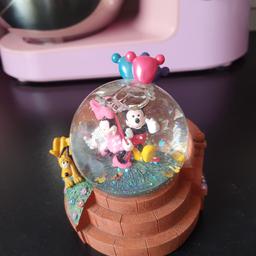 small Disney snowglobe mickey & minnie 
glitter inside globe 
not musical 
Good condition 
no box
COLLECTION ONLY 
see my listings for other snowglobes available