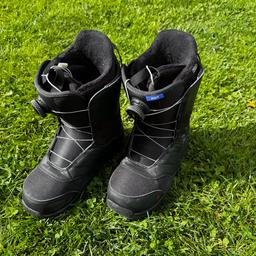 Burton Snowboardschuhe für Frauen (eng geschnitten) in der Größe 42 oder US 10.
Die Schuhe sind 2 Jahre alt, wegen Umstieg auf die neue „step-on Bindung“ zu verkaufen. 
Versand auf Kosten des Käufers und nach vorheriger Absprache möglich. 
Wenn der Artikel online ist, ist auch verfügbar!