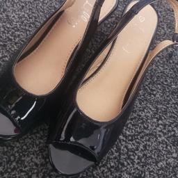 Size 6 heels. Brand: Lilley