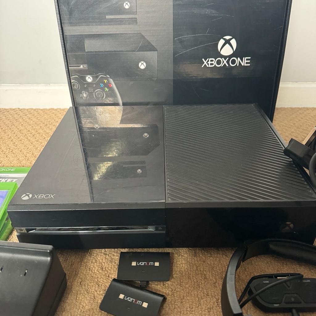 Xbox one with Kinect sensor
Comes boxed with leads
Controller
2 rechargeable battery packs
Battery docking charger
Headset with adaptor
Minecraft
FIFA 17
Forza horizon 2
Forza horizon 4
Forza horizon 7
Rocket league
Terraria
Farming simulator 17
Car mechanic simulator
Good condition all works as it should