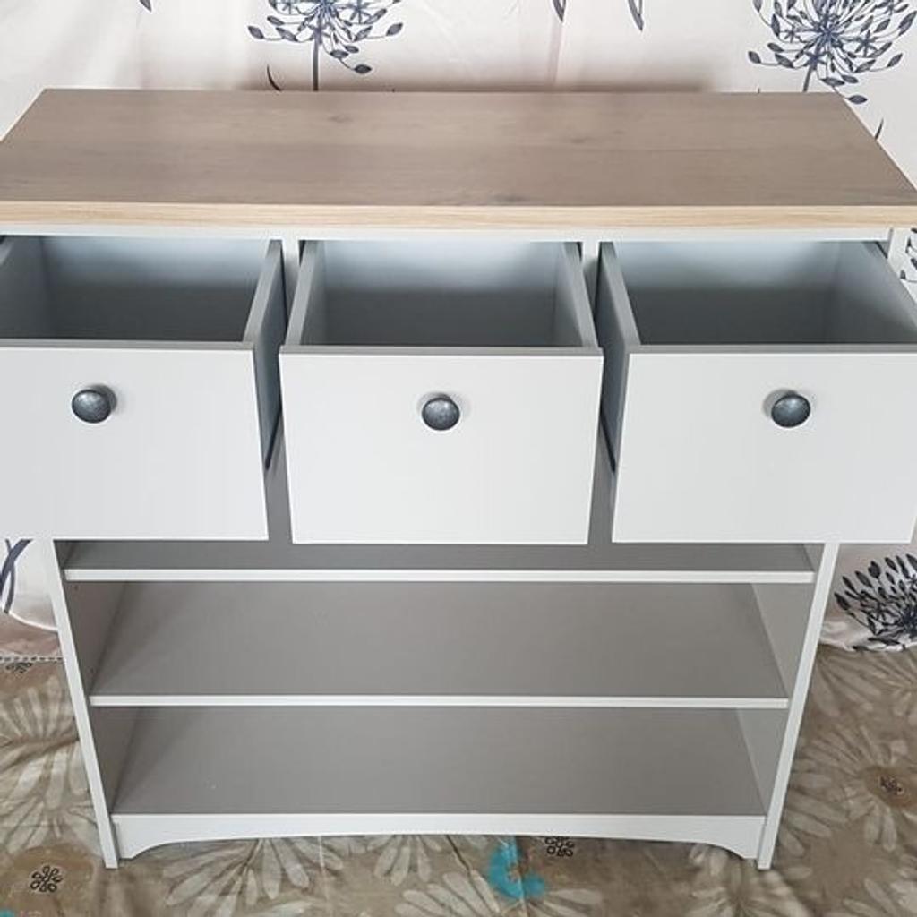 Baltimore Hall Console Table - Two Tone

💥ExDisplay💥

Size H 93, W 90, D 33cm.
Made from wood effect.
3 drawers with metal runners.
3 undershelves.
Weight 28kg

💥Check our other items💥
