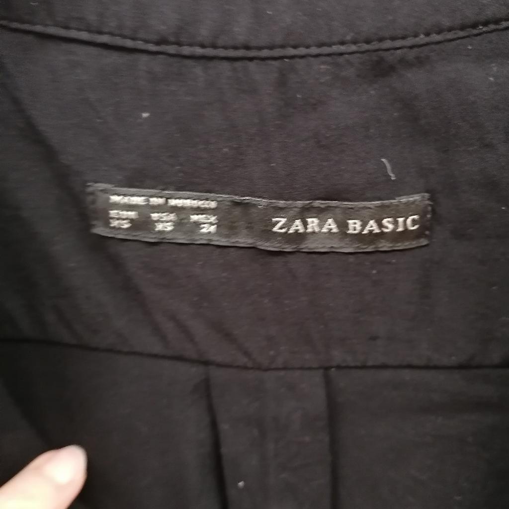 Bluse von Zara Basic mit kleinen Stehkragen und Knopfleiste
Material siehe Etikett