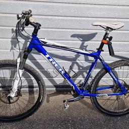 Trek 6500 Mountainbike 
Farbe blau
Mit Klippedalen
Shimano Scheibenbremse
Rahmengröße 49,5
Laufradgröße 26 Zoll
Federung sperrbar 
Kettenschaltung