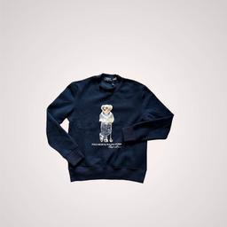 Verkaufe einen neuen und ungetragen Pullover von der Marke Polo Ralph Lauren. Durch sein dunkelblau und dem Bären, lässt sich der Pullover zu fast jedem Outfit kombinieren. Er lässt sich zudem gut an kalten, aber auch frischen Tagen tragen.