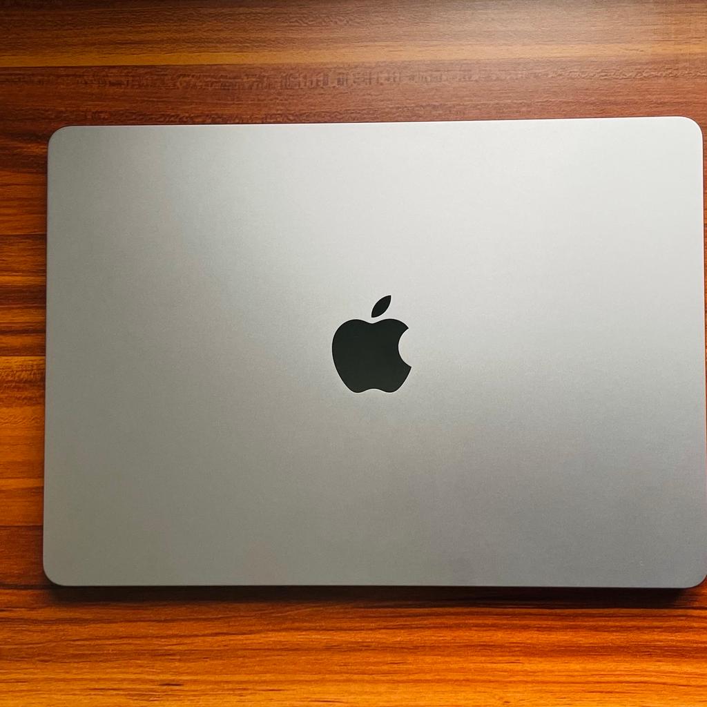 Apple MacBook Air 13" 2022 Silver M2 8-Core CPU 10-Core GPU 8GB RAM 256GB

EXCELLENT CONDITION

Comes with original box and charger
Has had little use and looks as new.

Only selling due to work providing with me a laptop and no longer needed.

Pet and smoke free home